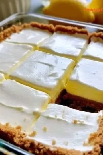 Deliciosos cuadrados de limón cremosos en un plato decorativo