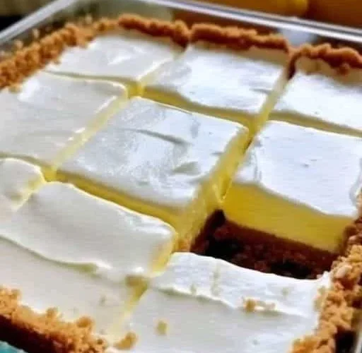 Deliciosos cuadrados de limón cremosos en un plato decorativo