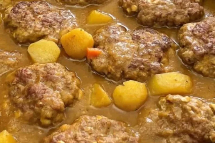 Plato de guiso de medallones con papas listo para servir