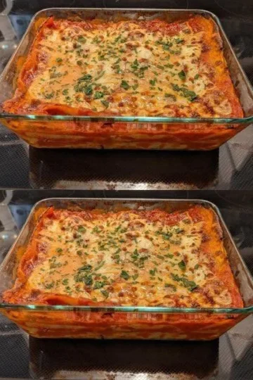 Lasaña de raviolis de 4 ingredientes recién horneada y lista para servir