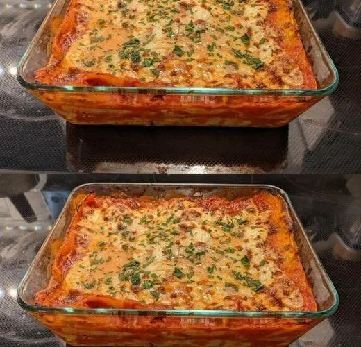 Lasaña de raviolis de 4 ingredientes recién horneada y lista para servir