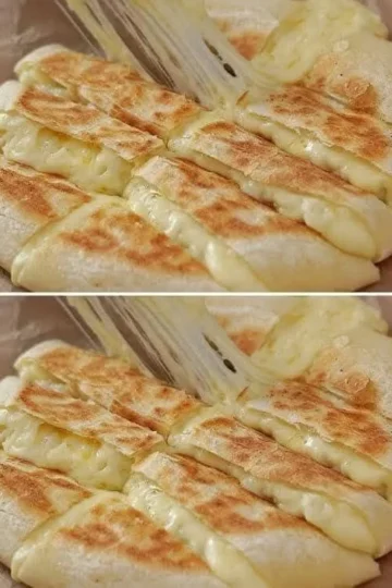 Pan de ajo con queso servido en un plato, ideal para acompañar comidas.