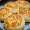 Pan de Queso recién hecho en sartén, dorado y apetitoso.