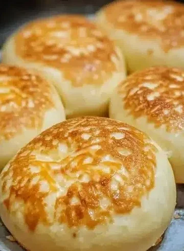 Pan de Queso recién hecho en sartén, dorado y apetitoso.