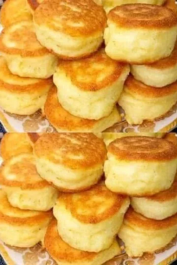 Pancakes de sémola y kéfir sin harina, un desayuno saludable y delicioso.