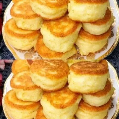 Pancakes de sémola y kéfir sin harina, un desayuno saludable y delicioso.